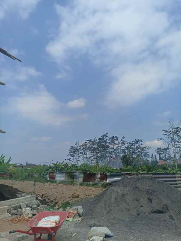 villa mewah dan strategis di graha cakraningati batu