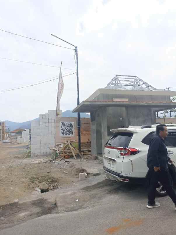 villa mewah dan strategis di graha cakraningati batu