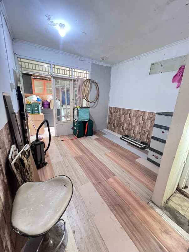 dijual rumah 2 lantai di kembangan dekat mall tol