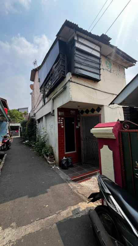 dijual rumah 2 lantai di kembangan dekat mall tol