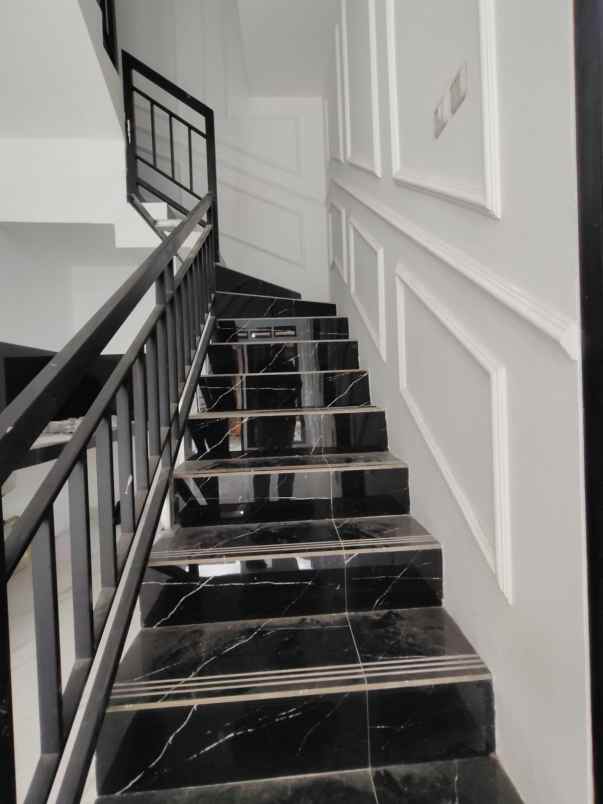 dijual rumah balekambang