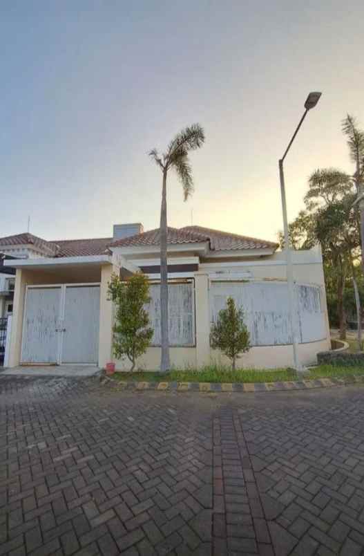 dijual rumah central park wiguna