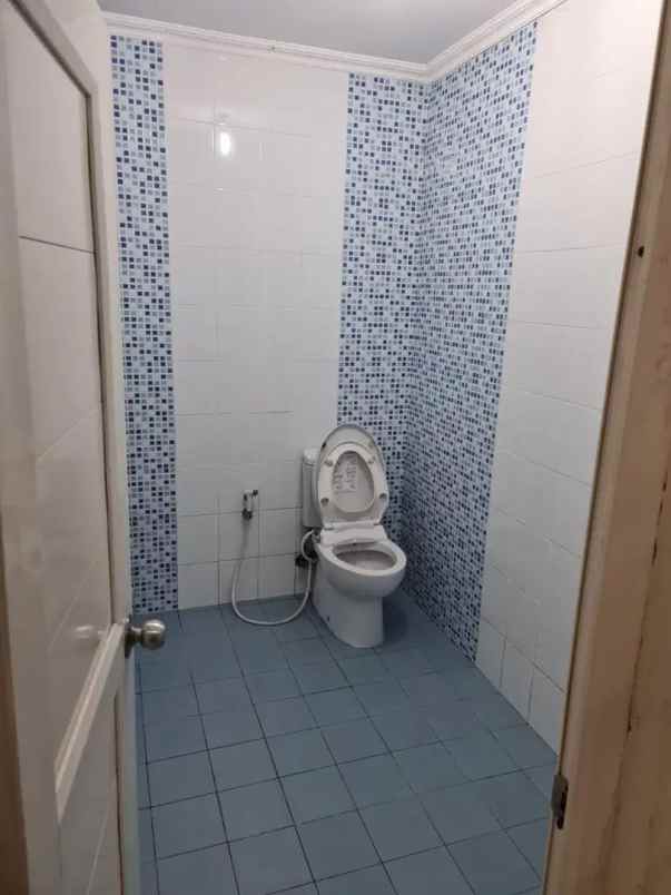 dijual rumah di depok 2 akses jalan raya