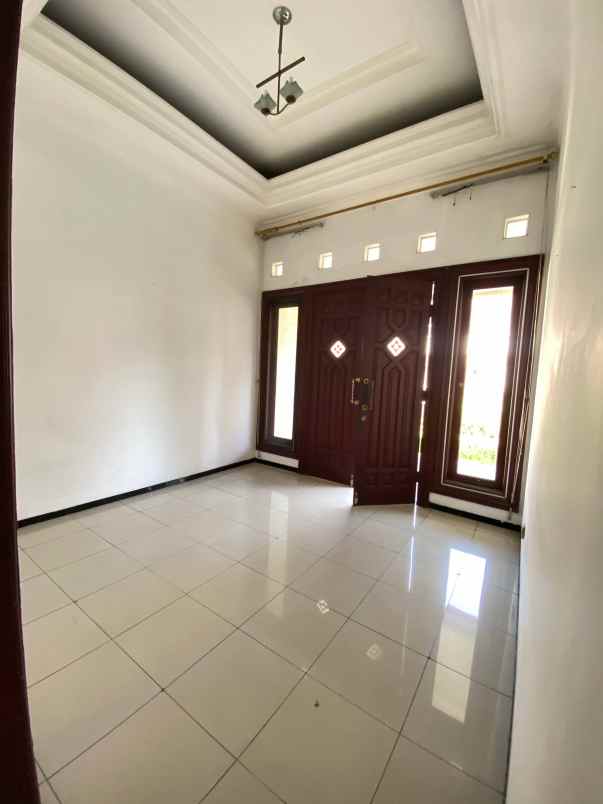 dijual rumah graha family
