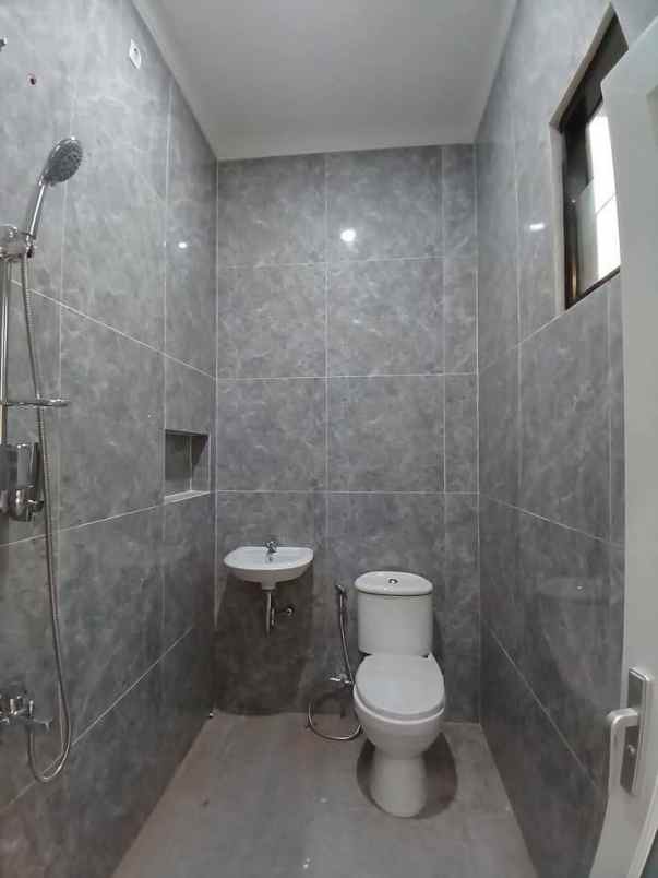 dijual rumah jalan kemang raden saleh depok