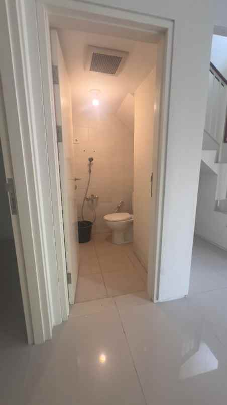 dijual rumah jalan north west hill