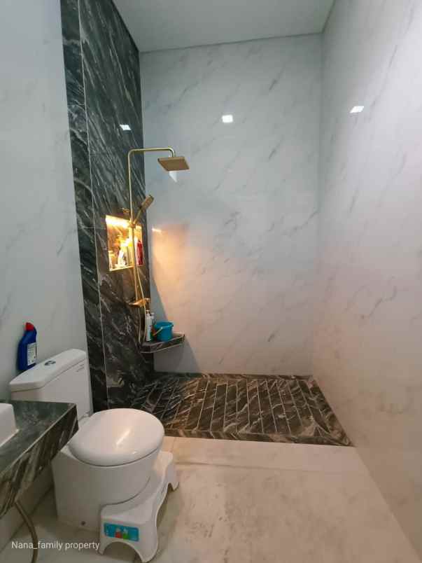 dijual rumah jalan raya kebon jeruk