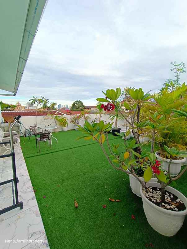 dijual rumah jalan raya kebon jeruk