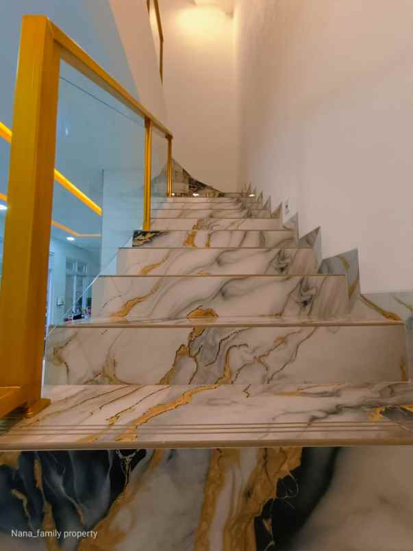 dijual rumah jalan raya kebon jeruk