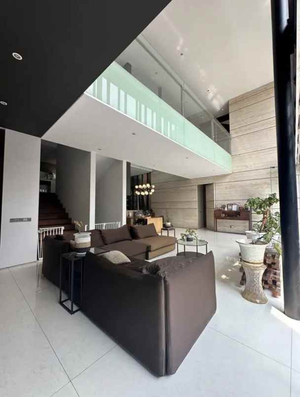 dijual rumah jl panglima polim kec