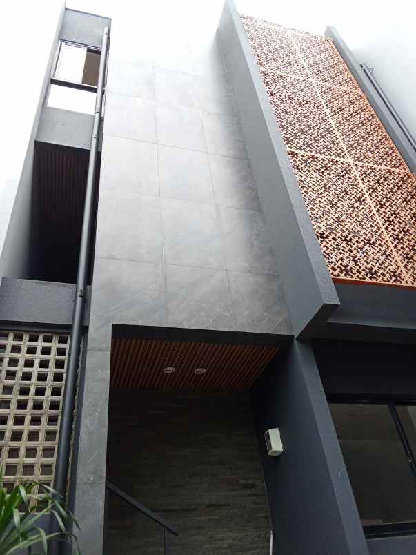 dijual rumah jl raya kebayoran lama