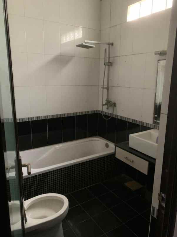 dijual rumah jl saturnus margahayu raya