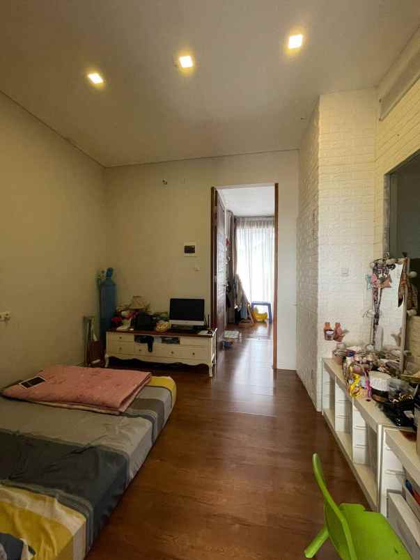 dijual rumah karang empat