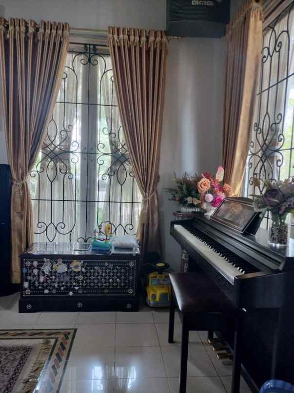 dijual rumah komplek metro permata