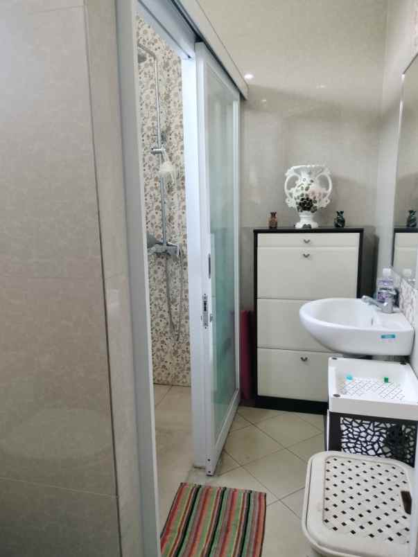 dijual rumah komplek metro permata