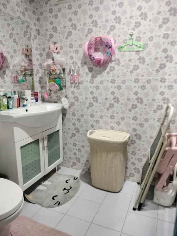 dijual rumah komplek metro permata