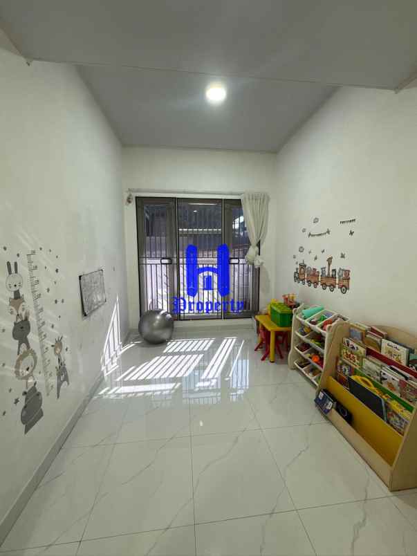 dijual rumah komplek mutiara palace