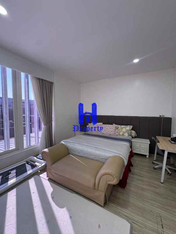 dijual rumah komplek mutiara palace