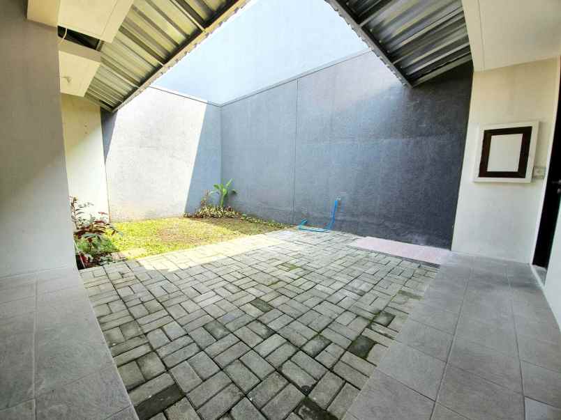dijual rumah kota baru parahyangan