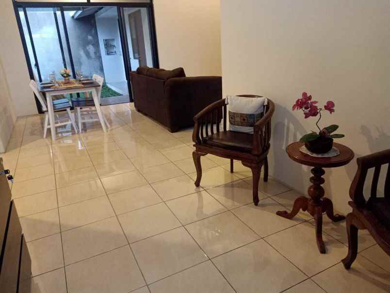 dijual rumah kota baru parahyangan