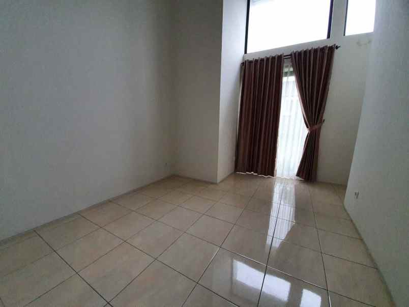 dijual rumah kota baru parahyangan