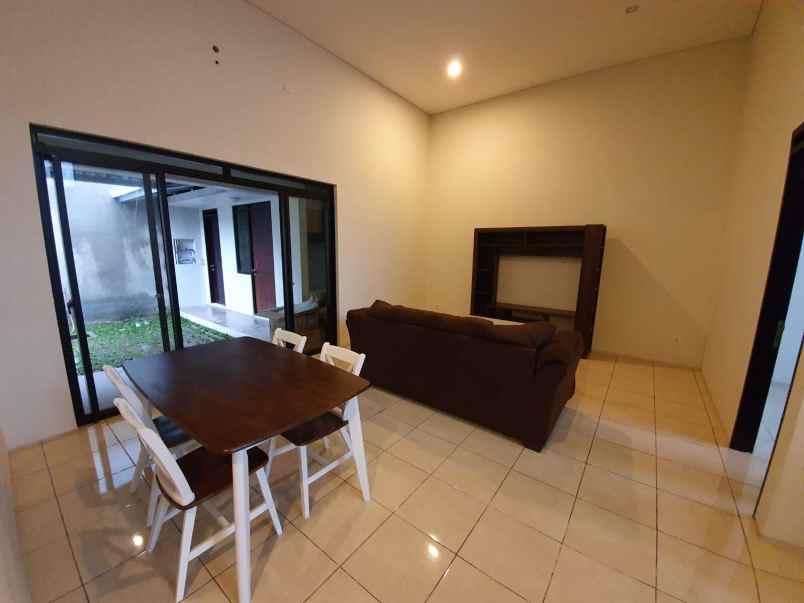 dijual rumah kota baru parahyangan