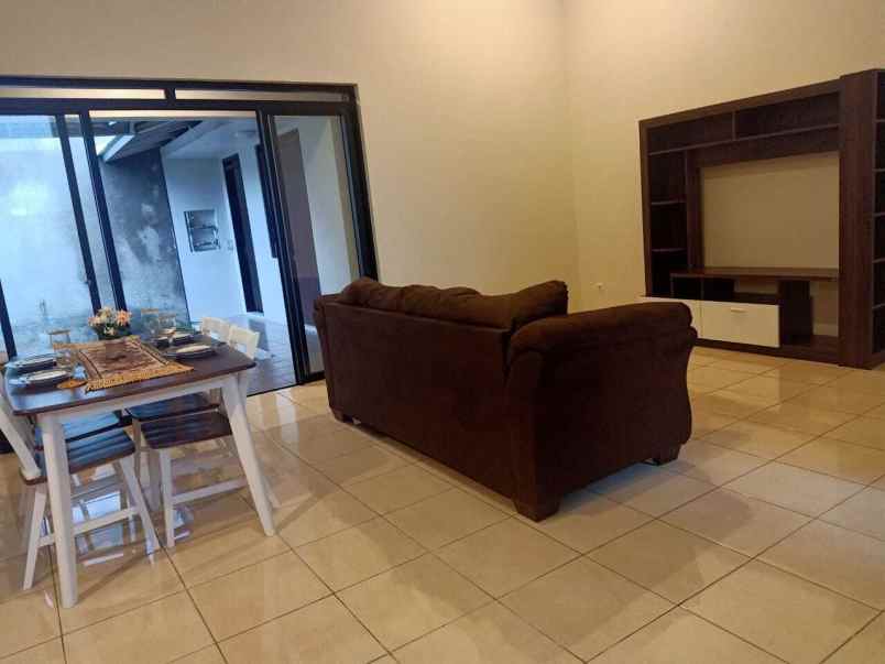 dijual rumah kota baru parahyangan