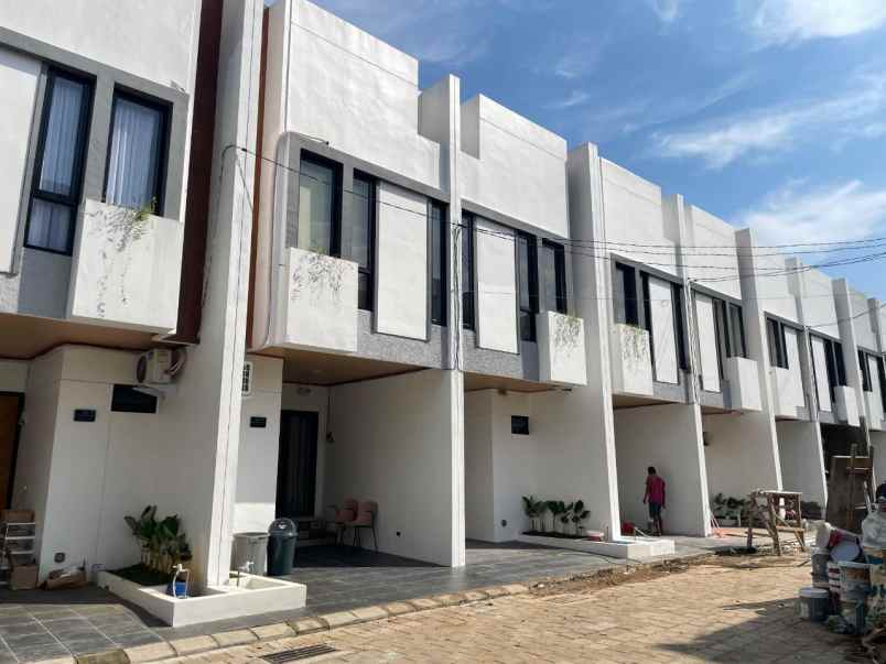 dijual rumah kukusan beji