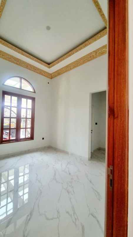 dijual rumah manyar rejo