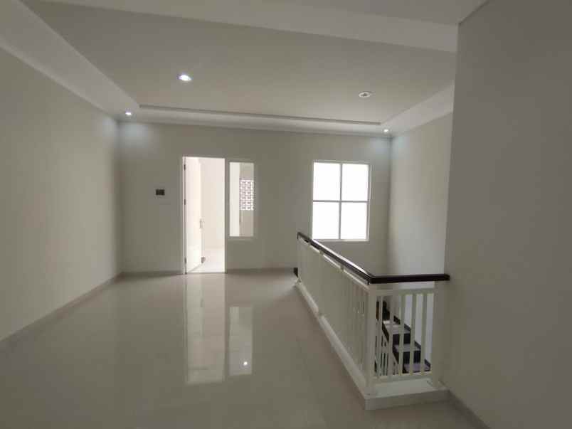 dijual rumah manyar tirtoasri