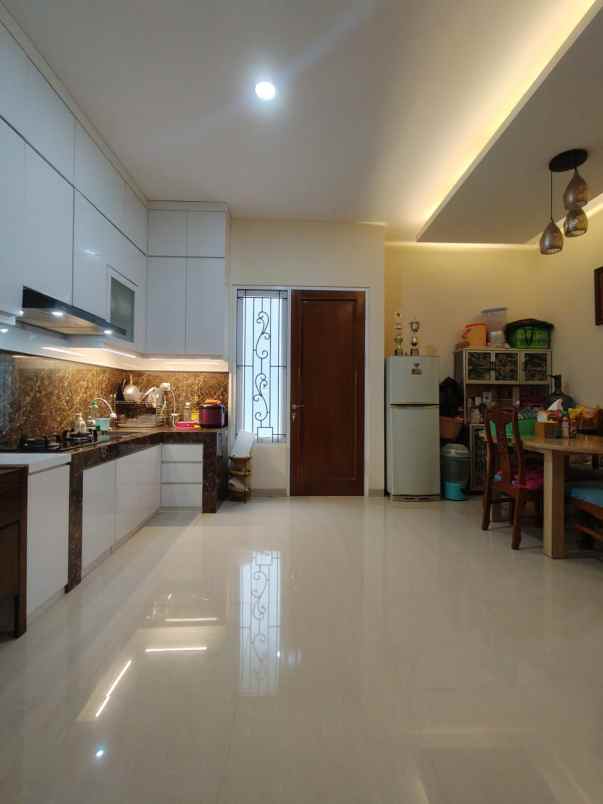 dijual rumah minimalis strategis di kelapa dua depok