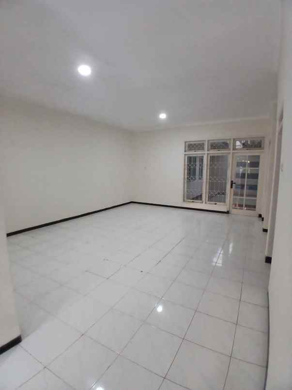 dijual rumah nirwana eksekutif