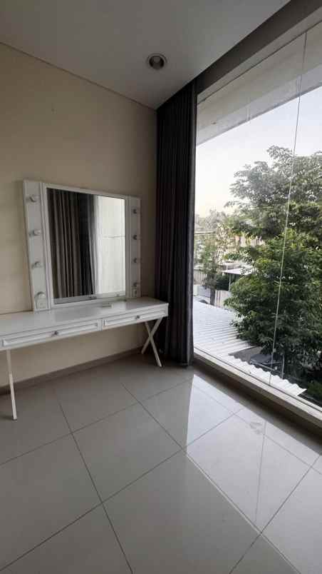 dijual rumah pakuwon city