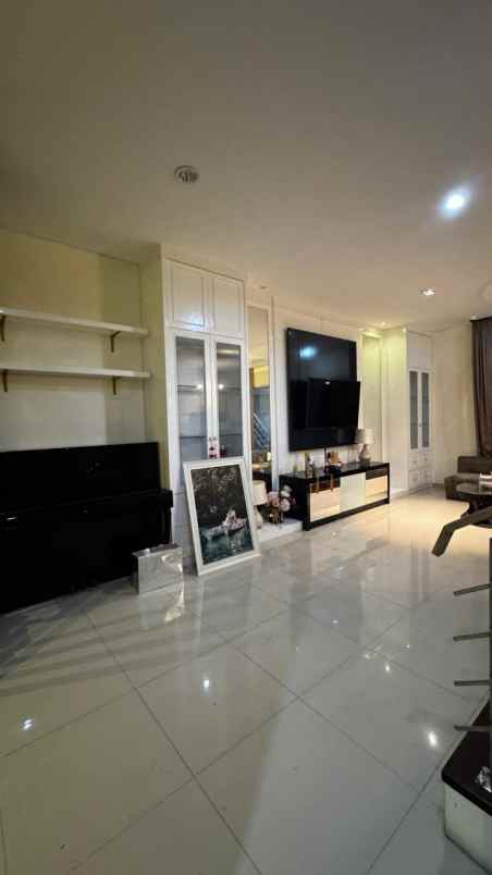 dijual rumah pakuwon city
