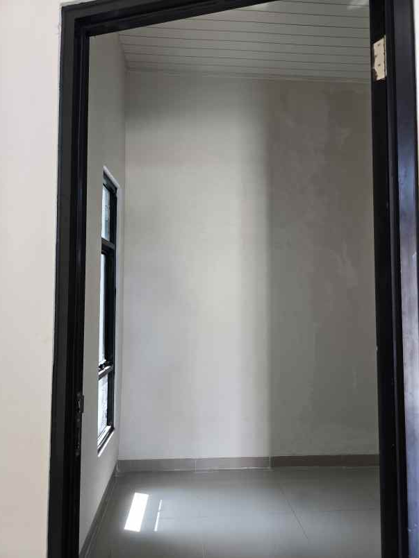 dijual rumah pinggir jalan raya