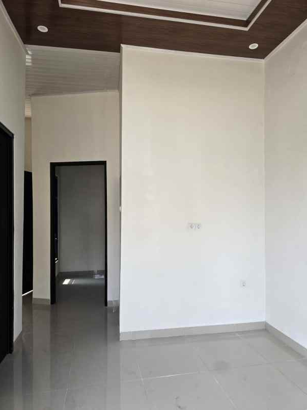 dijual rumah pinggir jalan raya
