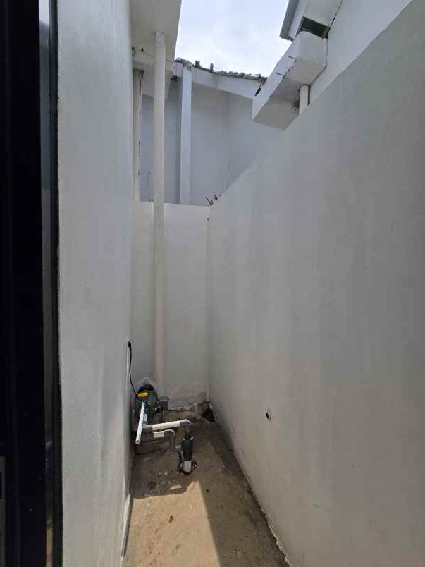 dijual rumah pinggir jalan raya