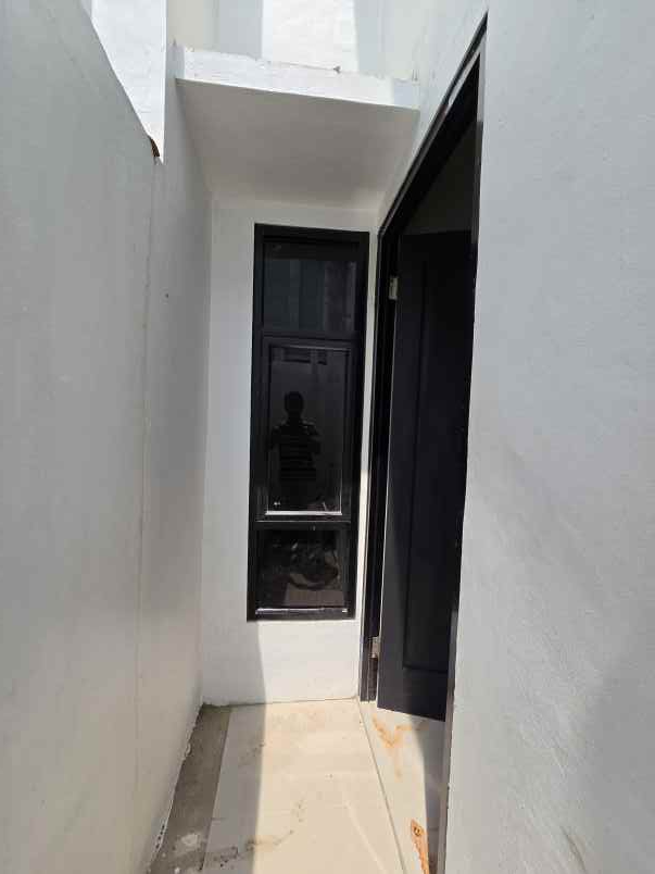 dijual rumah pinggir jalan raya
