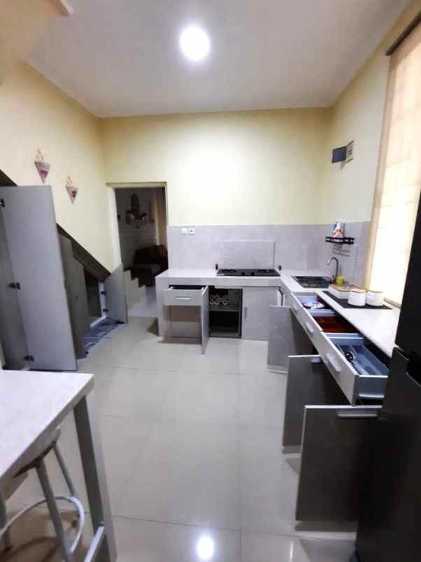 dijual rumah royal residence