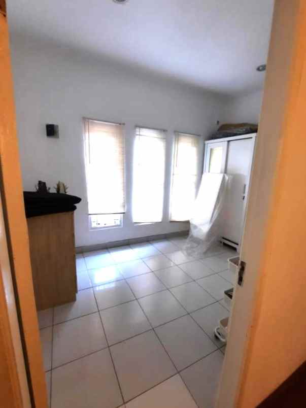 dijual rumah royal residence