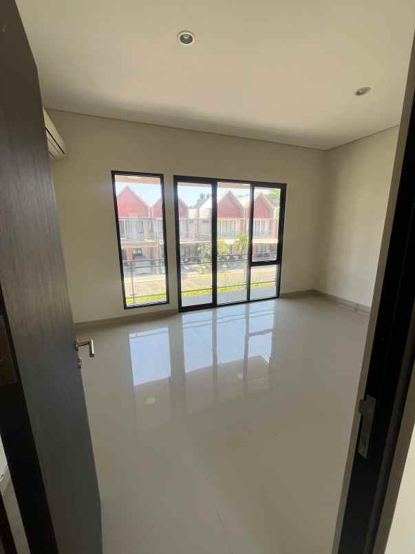 dijual rumah royal spring