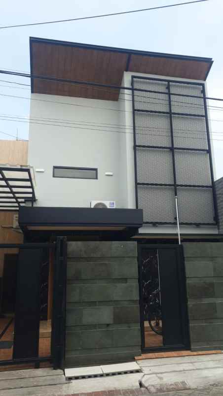 dijual rumah simpang darmo permai selatan