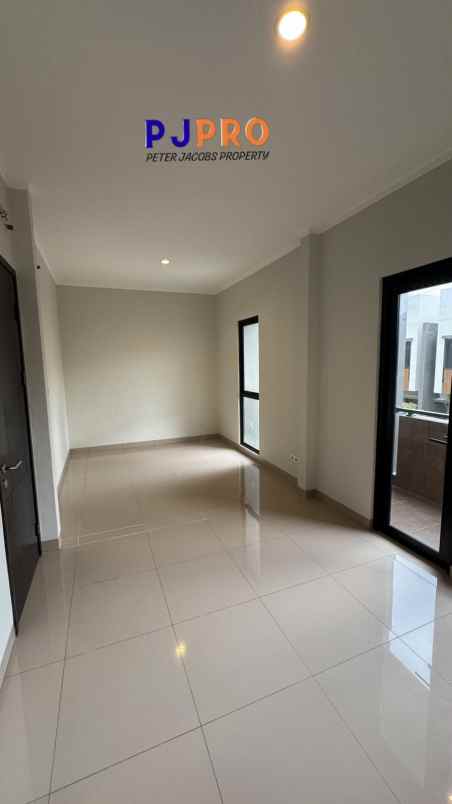 dijual rumah summarecon crown gading