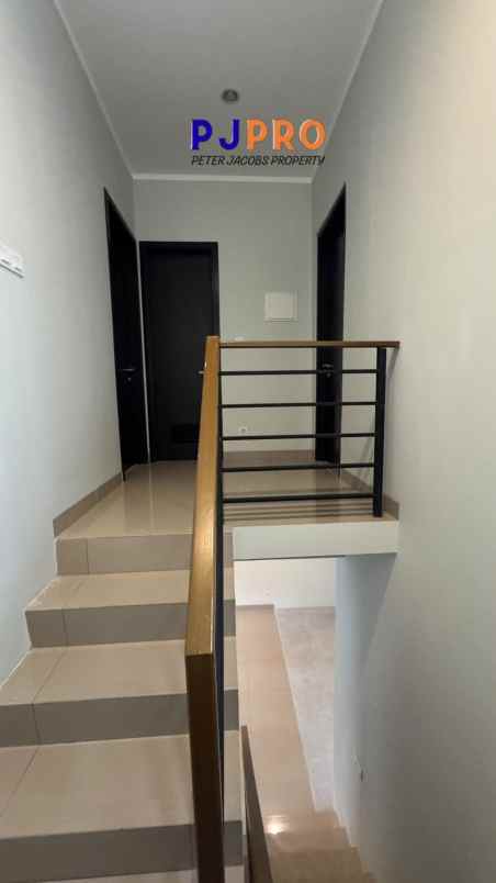 dijual rumah summarecon crown gading