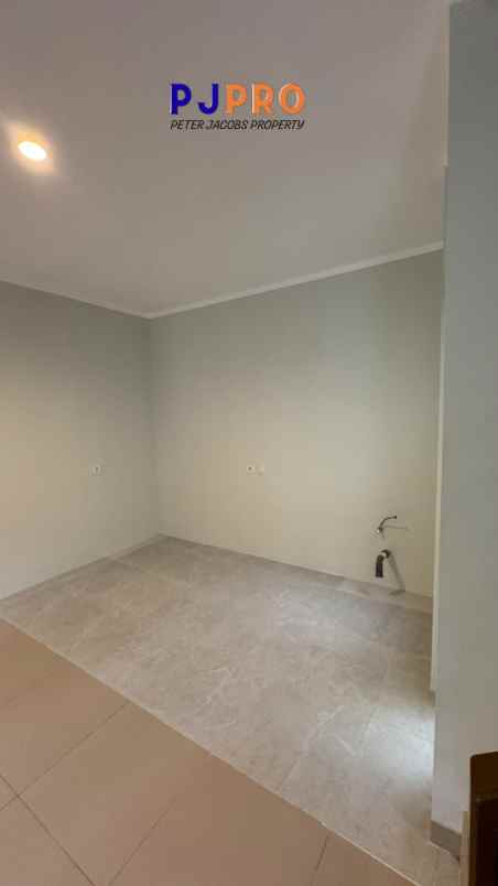 dijual rumah summarecon crown gading