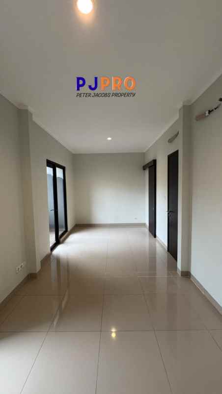 dijual rumah summarecon crown gading