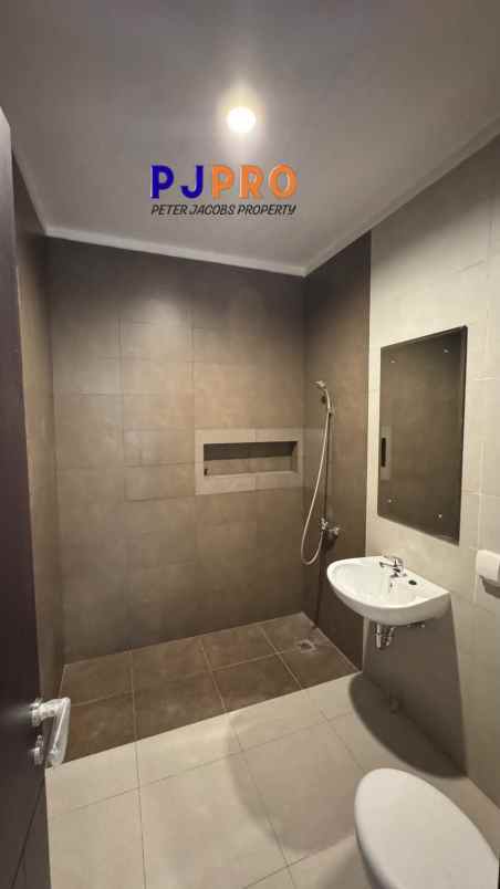 dijual rumah summarecon crown gading