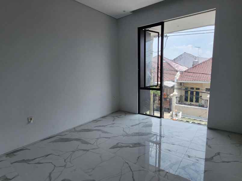 dijual rumah sutorejo