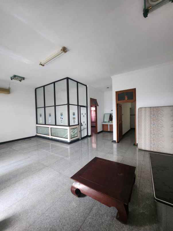 dijual rumah wisma permai barat