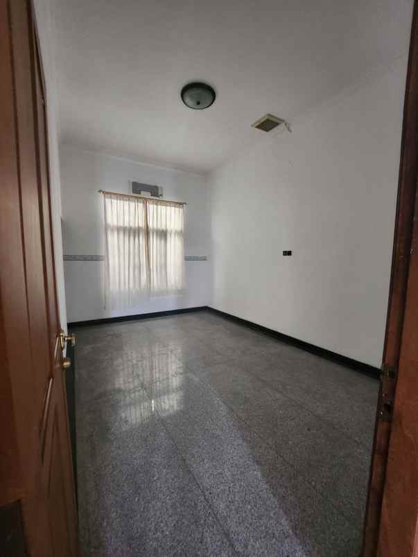 dijual rumah wisma permai barat